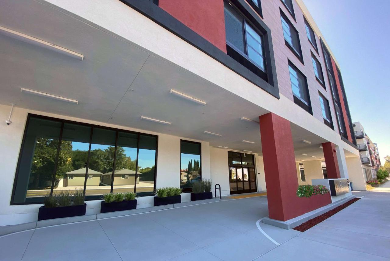 La Quinta Inn & Suites By Wyndham San Jose Airport-Downtown Екстериор снимка