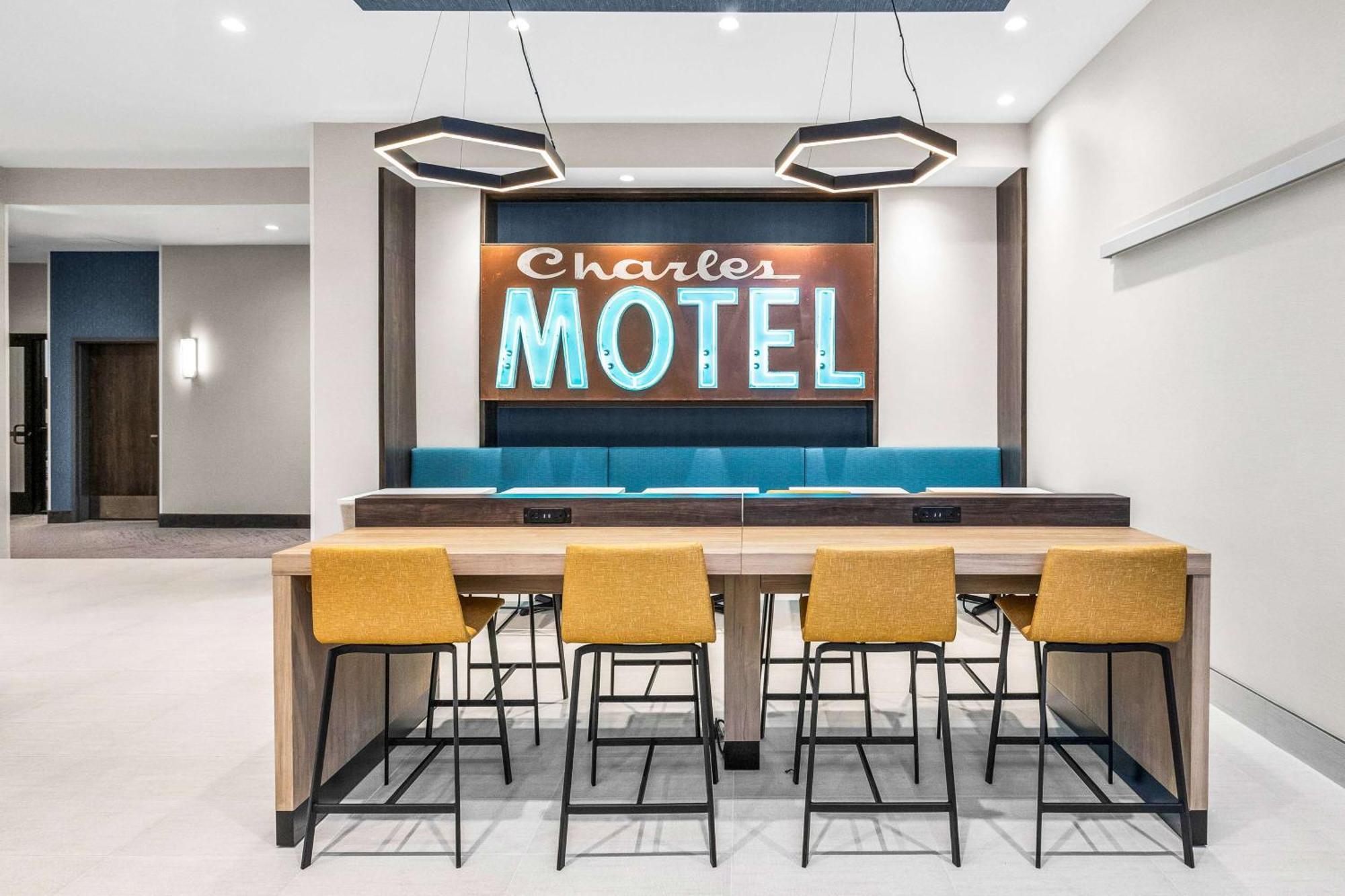La Quinta Inn & Suites By Wyndham San Jose Airport-Downtown Екстериор снимка