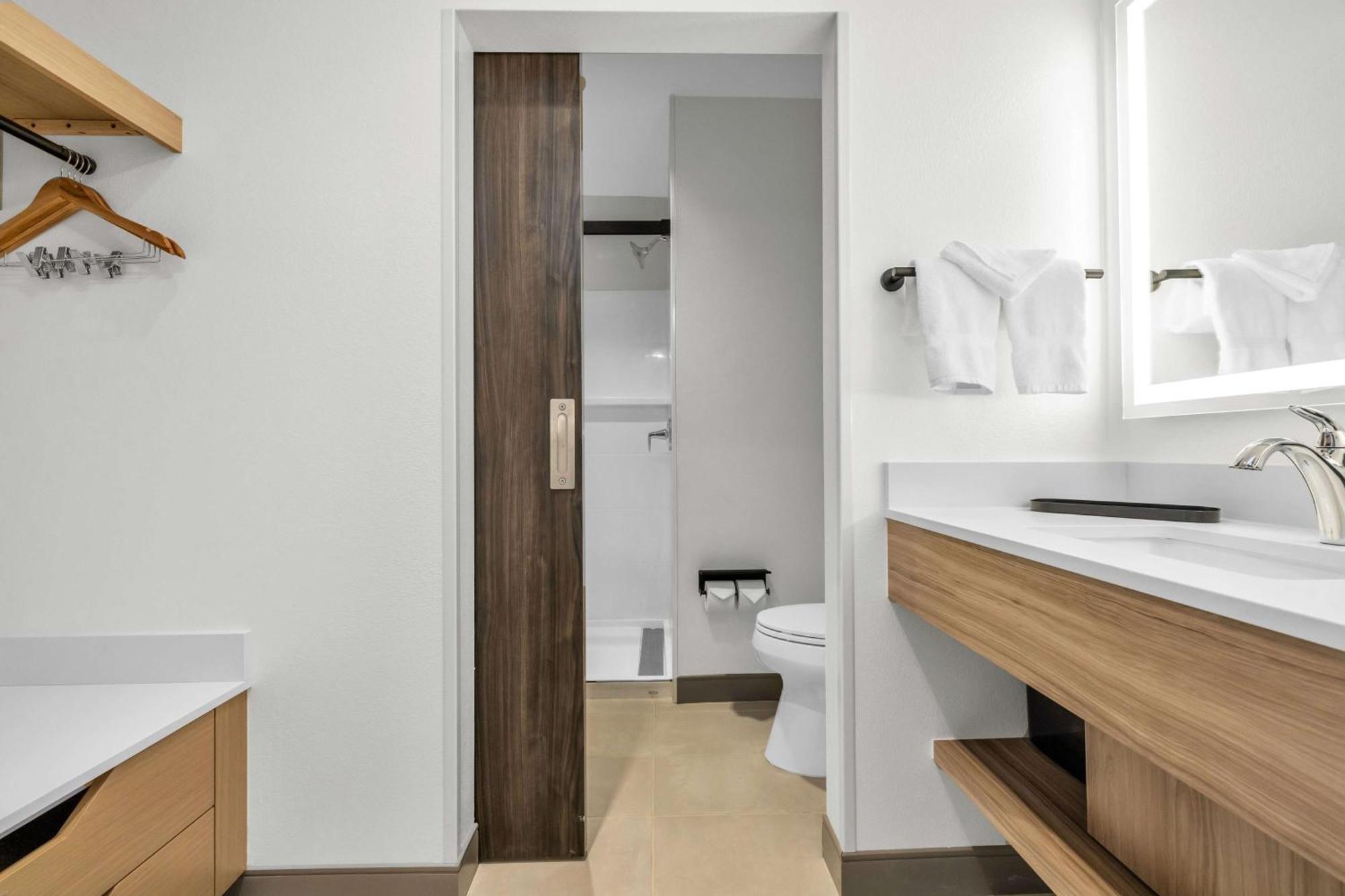 La Quinta Inn & Suites By Wyndham San Jose Airport-Downtown Екстериор снимка