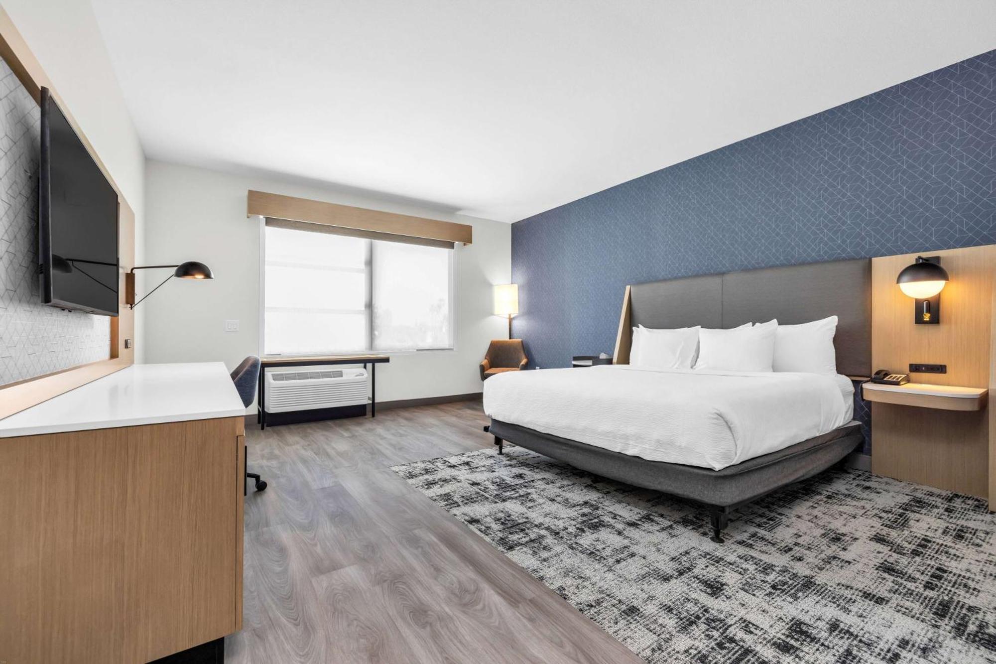 La Quinta Inn & Suites By Wyndham San Jose Airport-Downtown Екстериор снимка
