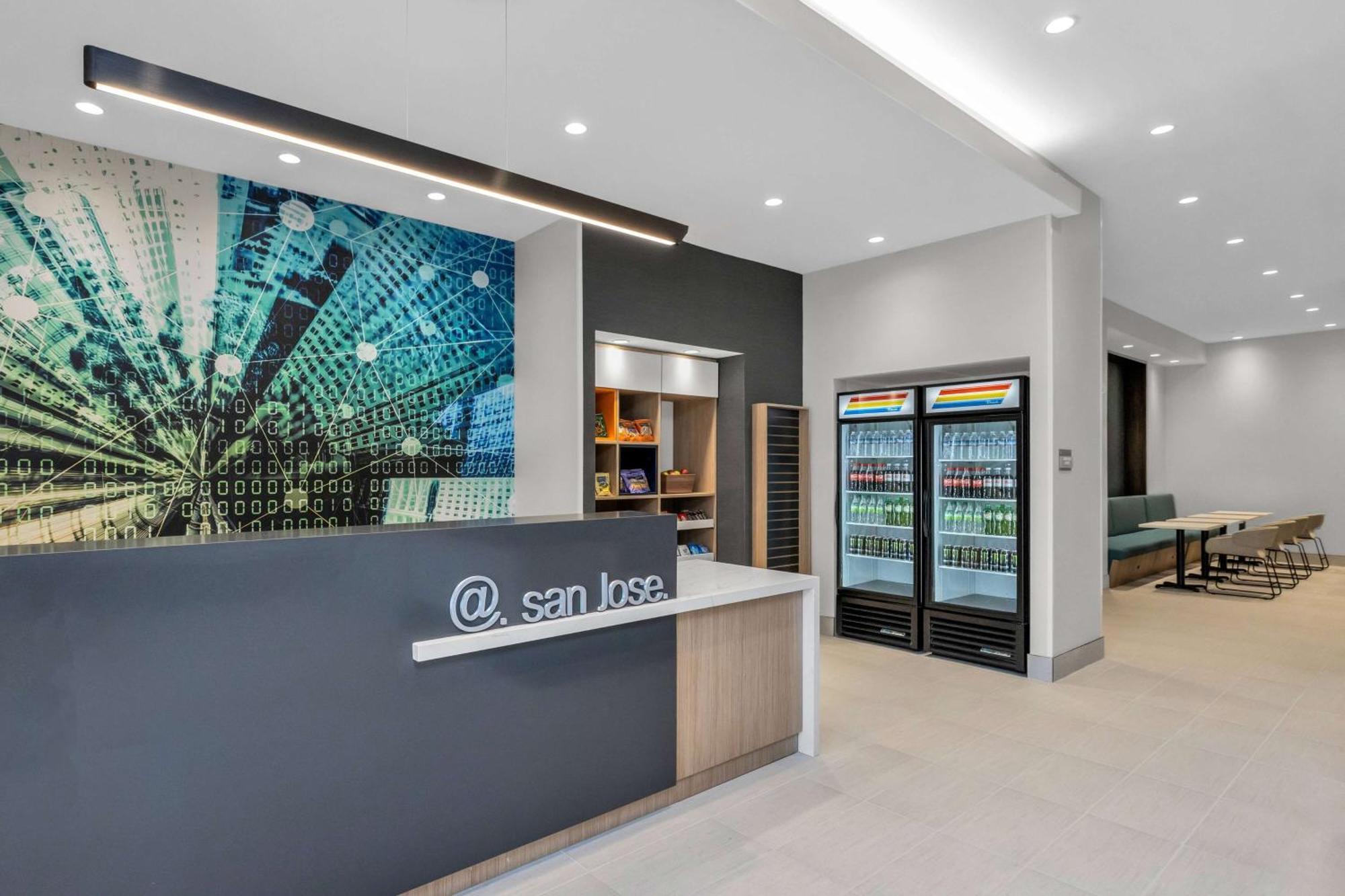 La Quinta Inn & Suites By Wyndham San Jose Airport-Downtown Екстериор снимка