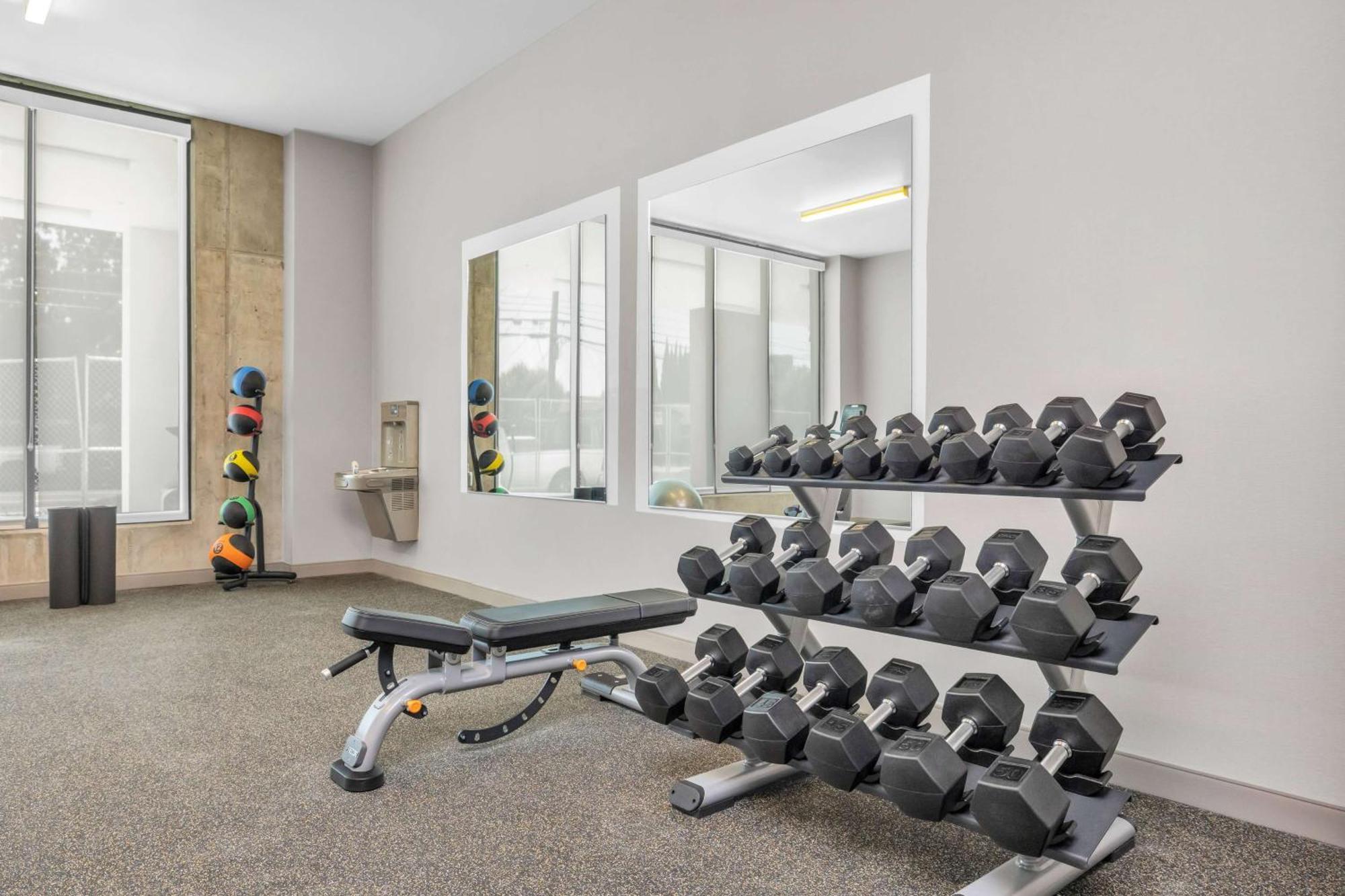 La Quinta Inn & Suites By Wyndham San Jose Airport-Downtown Екстериор снимка